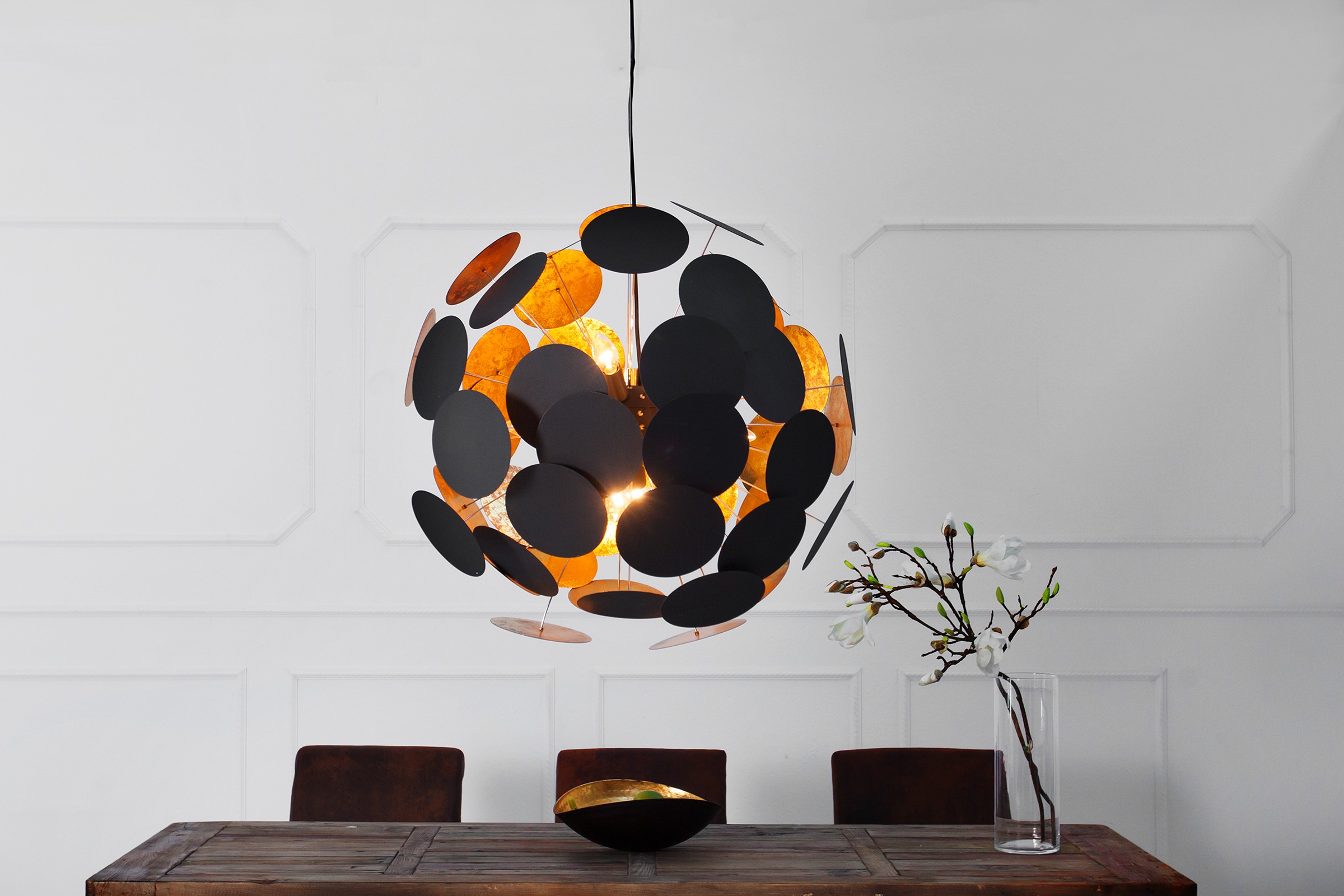 Levně Estila Designová elegantní závěsná lampa Infinity černo-zlatá