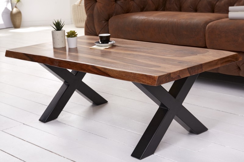 Levně Estila Industriální designový konferenční stolek Sheesham z masivního palisandrového dřeva s černými kovovými nohami 110cm