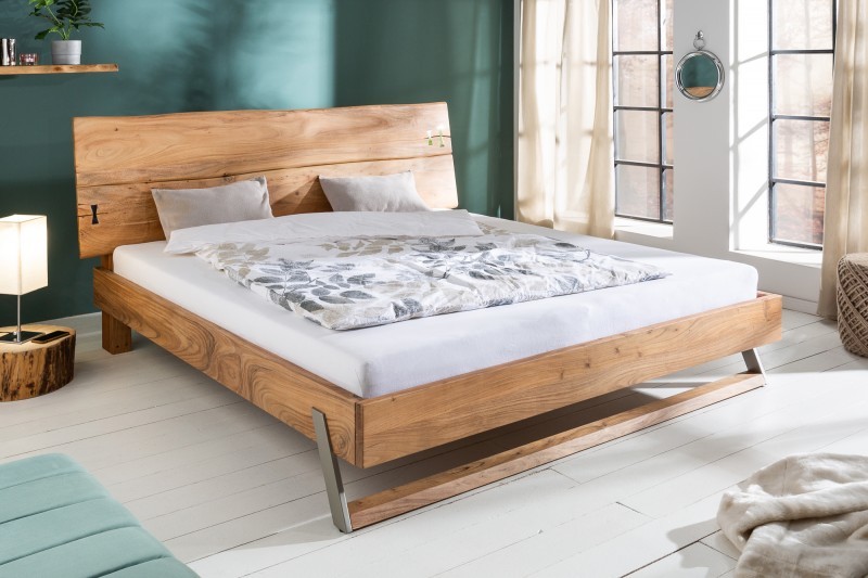 Levně Estila Designová postel Mammut z akátového dřeva se stříbrnými prvky na čele 205cm