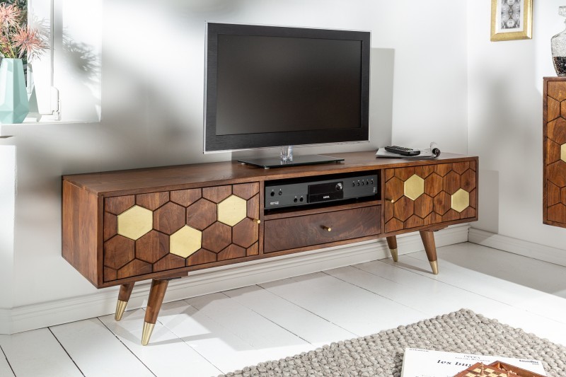 Levně Estila Masivní TV stolek Roslin z akáciového dřeva s organickým designem a zlatými prvky 140cm