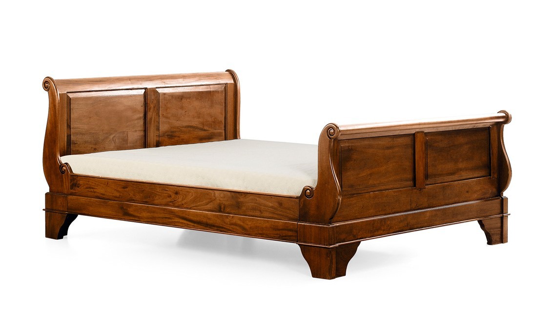 Levně Estila Rustikální luxusní manželská postel M-VINTAGE z masivního dřeva s vyřezávanými nožičkami 165cm