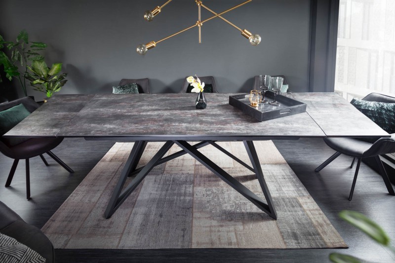Levně Estila Moderní keramický šedý rozkládací jídelní stůl Epinal betonovým povrchem a kovovou konstrukcí 260cm