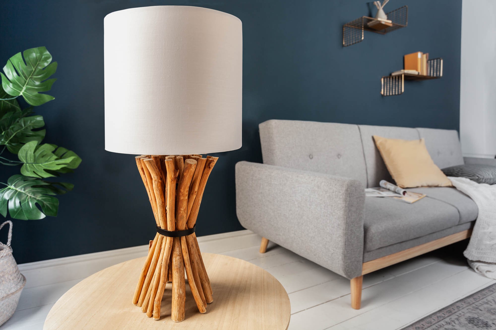 Levně Estila Koloniální stolní lampa Euphoria ze dřeva s béžovým stínítkem 56cm