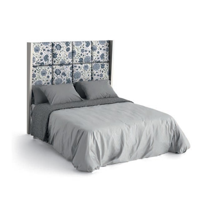Levně Estila Moderní luxusní postel Sajonia z masivního dřeva s čalouněným čelem a rámem na matraci 135/150 / 180cm