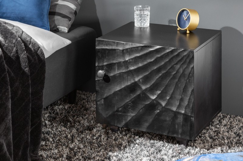 Estila Moderní masivní noční stolek Cumbria s vyřezávaným černým povrchem 50cm