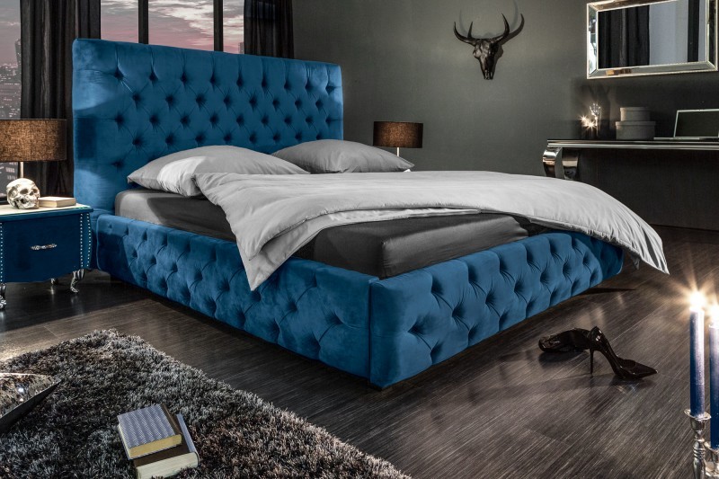 Estila Chesterfield manželská postel Kreon v modrém sametovém potahu na matraci 180x200cm