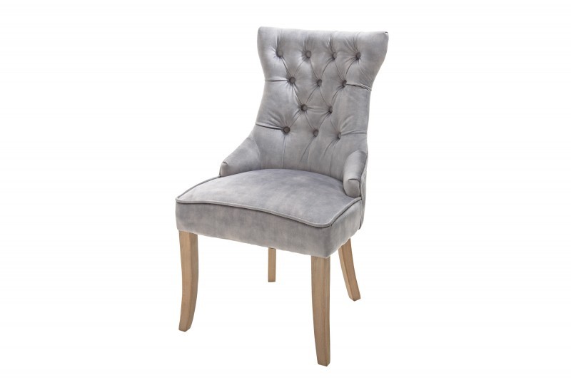 Estila Chesterfield jídelní židle Torino v šedé barvě ze sametu se stříbrným klepadlem a masivními nohami 96cm
