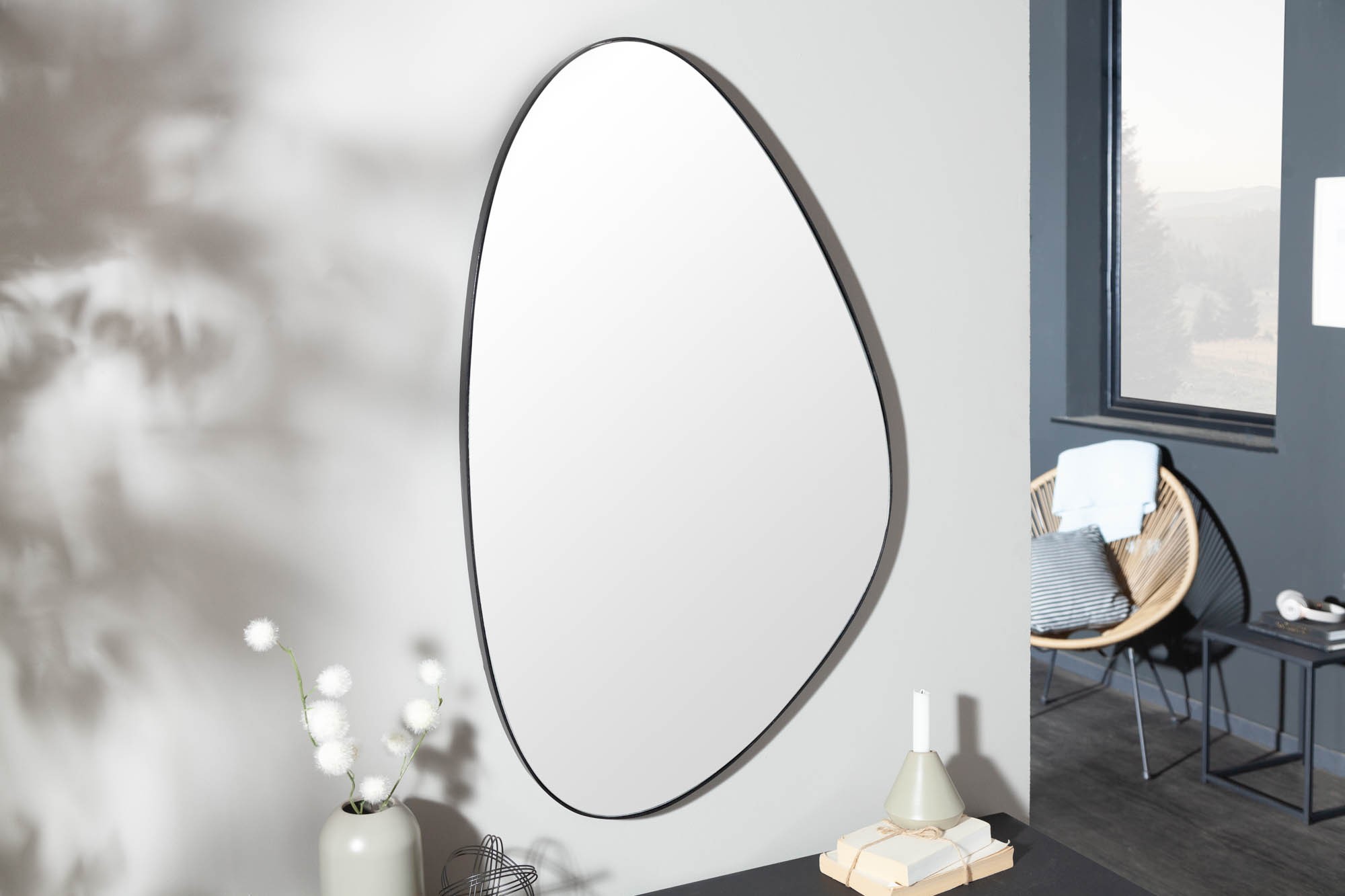 Levně Estila Moderní stylové atypické nástěnné zrcadlo Smialls v černém rámu 90cm