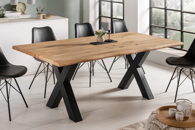 Estila Industriální jídelní stůl Andala z masivního dřeva s černými kovovými nohami 200cm