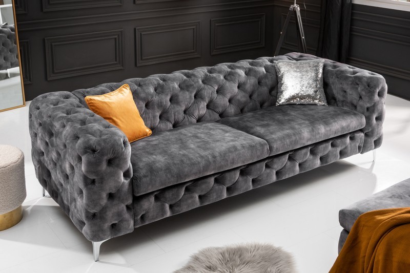 Levně Estila Chesterfield luxusní sedačka Modern Barock v tmavě šedé barvě se sametovým potahem 240cm