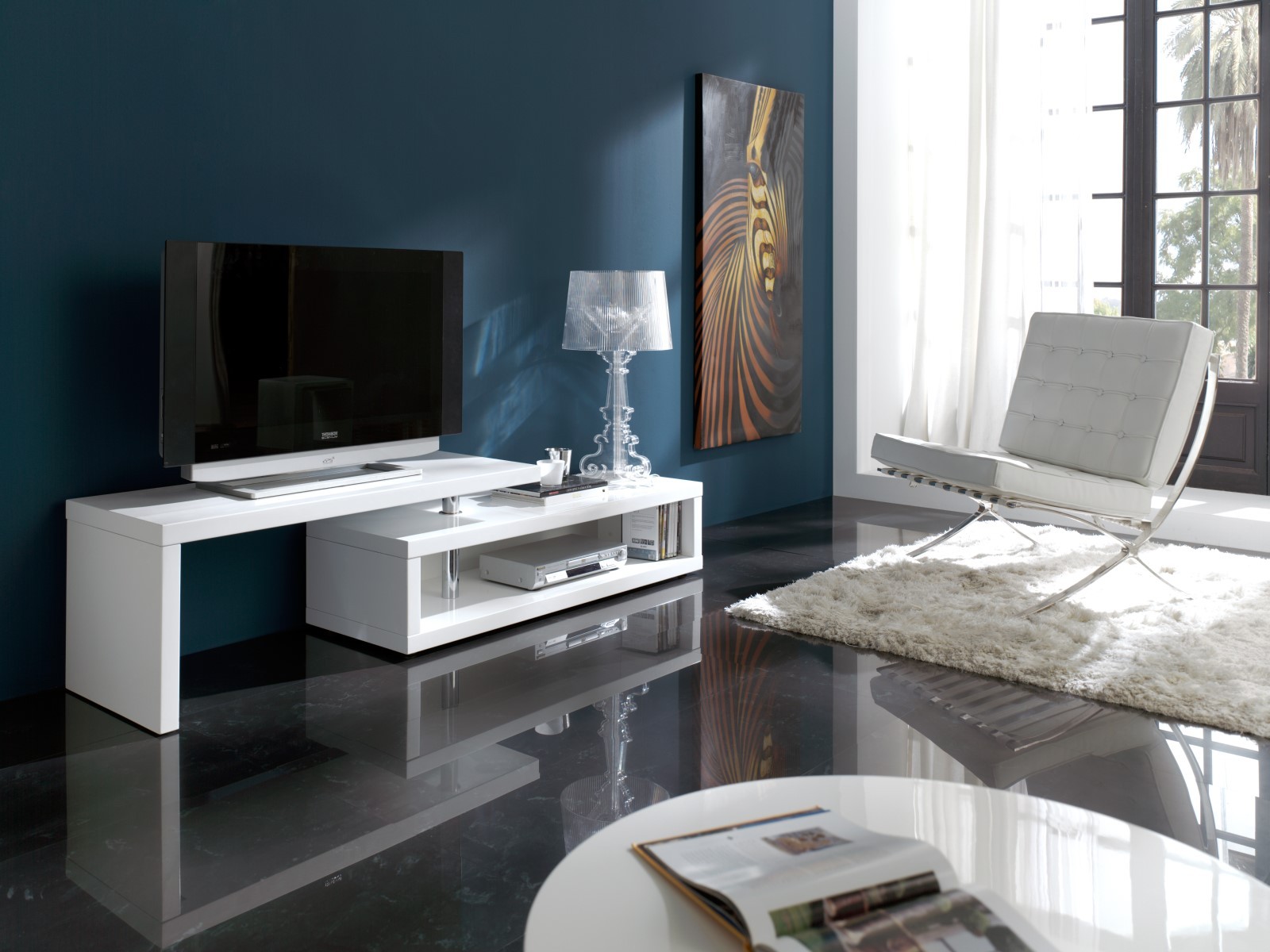 Levně Estila Jedinečný obdélníkový TV stolek Henning v lesklé bílé barvě s nastavitelnou vrchní deskou 200cm