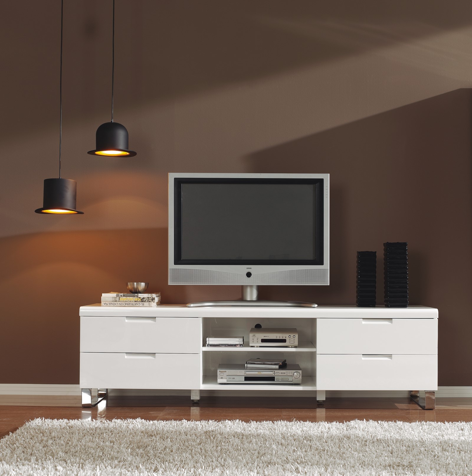 Levně Estila Designový obdélníkový TV stolek Henning v lesklém bílém provedení se stříbrnými nožičkami 180cm