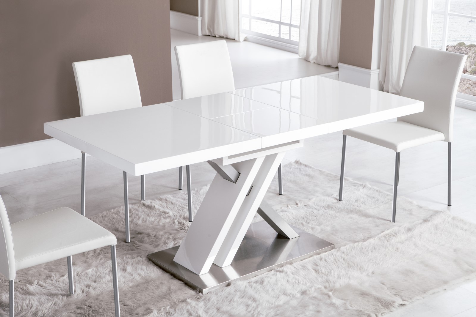 Estila Moderní obdélníkový rozkládací jídelní stůl Brillante v lesklé bílé barvě s kovovou podstavou atypického tvaru 130(170)cm