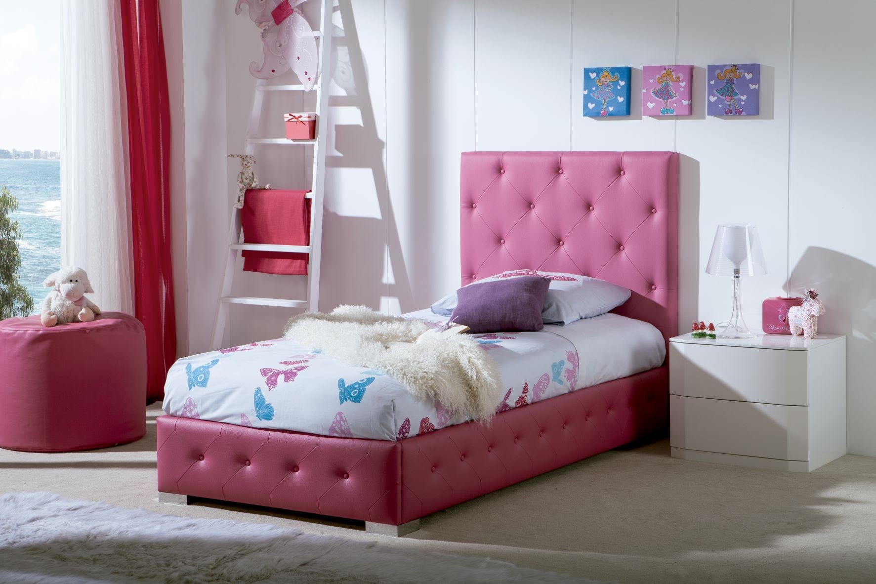 Levně Estila Moderní designová jednolůžková čalouněná postel Raquel s růžovým koženým potahem s chesterfield prošíváním 90-105cm