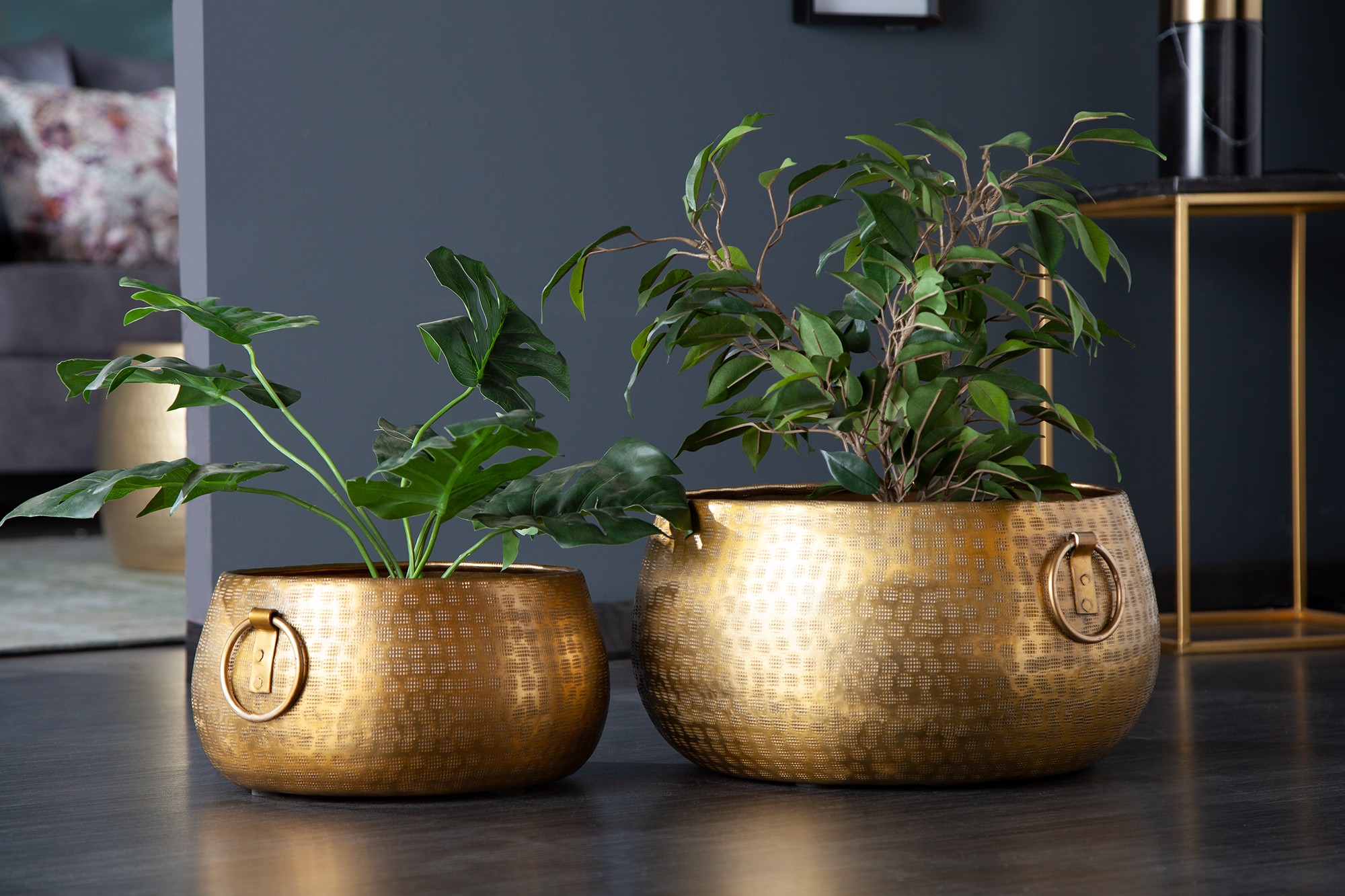 Levně Estila Orientální designový set nízkých zlatých květináčů Cobre ze slitiny kovu s kulatými rukojeťmi 37m