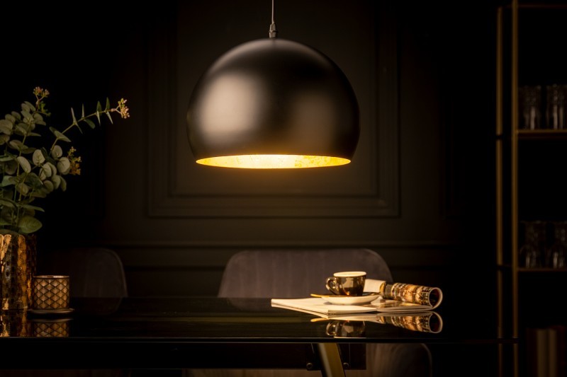 Levně Estila Moderní závěsná lampa Tatuma kulatého tvaru černo-zlaté barvy z kovu 30cm