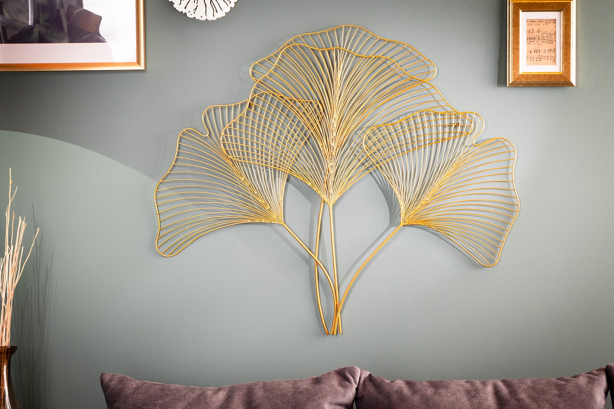 Estila Moderní florální nástěnná kovová dekorace Biloba III zlaté barvy 90cm