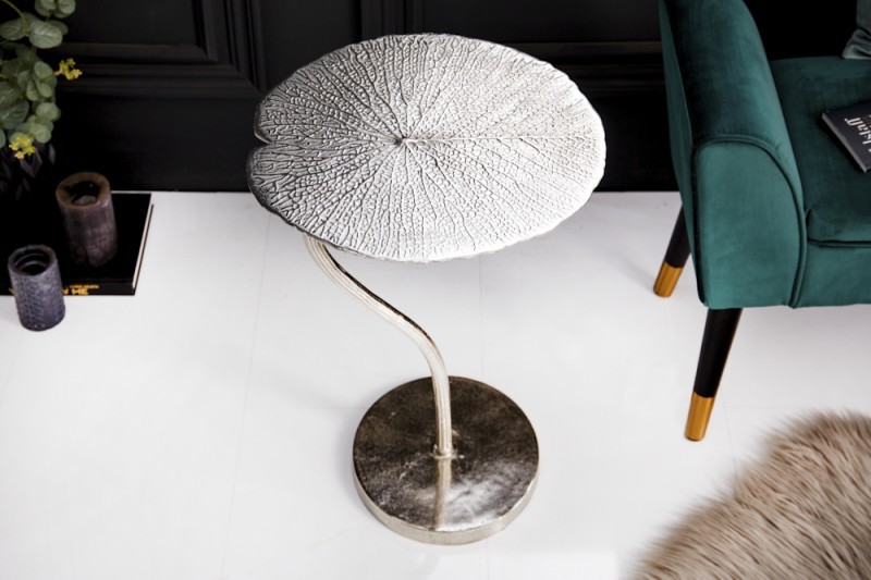Levně Estila Art-deco stylový příruční stolek Zapalota z kovu ve tvaru listu ve stříbrné barvě 40cm