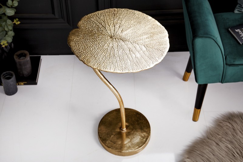 Levně Estila Art-deco stylový příruční stolek Zapalota z kovu ve tvaru listu ve zlaté barvě 40cm