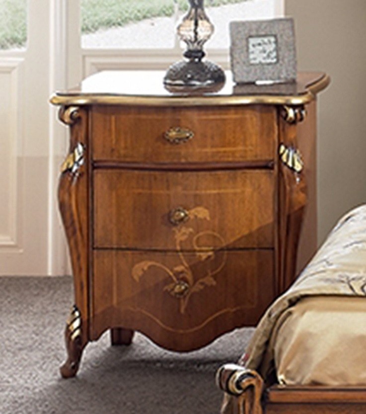 Estila Rustikální luxusní noční stolek Pasiones se třemi šuplíky s ornamentálním zdobením a vyřezávanými nožičkami 68cm