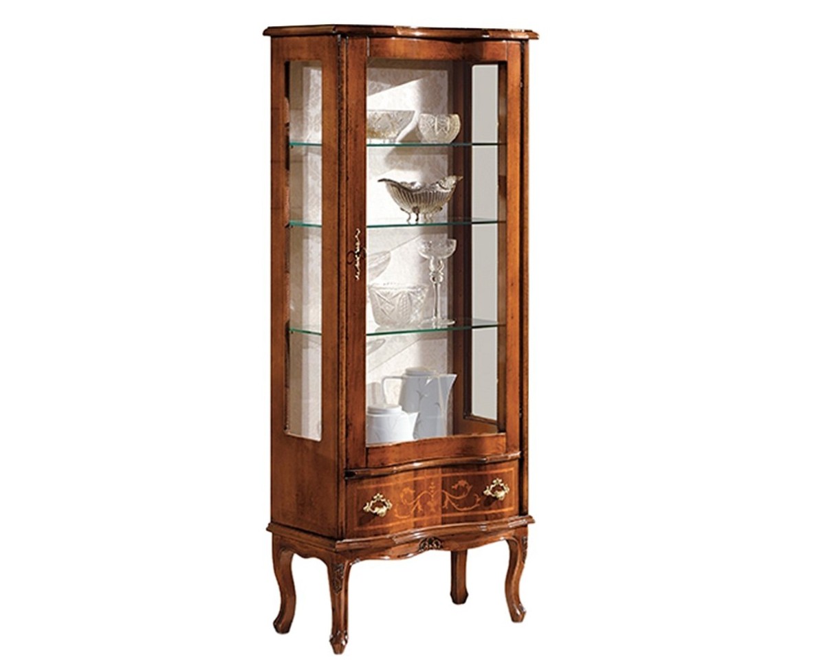 Levně Estila Luxusní klasická vitrína Clasica z masivu se čtyřmi poličkami a šuplíkem 145 cm
