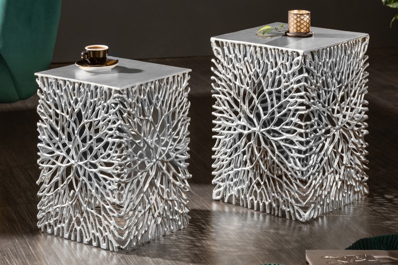 Estila Designový set dvou příručních stolků Hoja z kovu ve stříbrné barvě 30-33cm