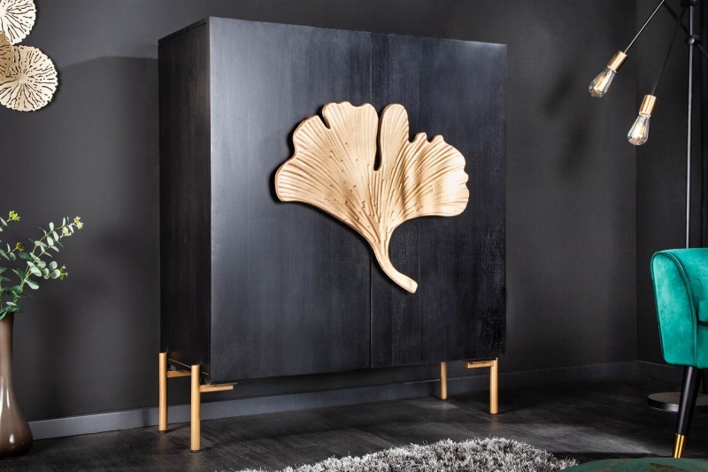 Estila Art deco barová skříňka Gikona z mangového dřeva s kovovými nožičkami ve zlaté barvě a dekorem ve tvaru Ginko listu 120cm