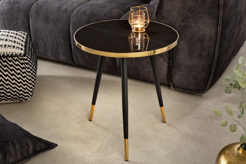 Levně Estila Designový kulatý příruční stolek Nudy v černém art deco provedení s kovovým rámem a nožičkami ve zlaté barvě 45cm