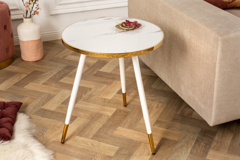 Levně Estila Stylový kulatý příruční stolek Nudy v bílé barvě s mramorovým designem se zlato zabarveným rámem a nožičkami 45cm