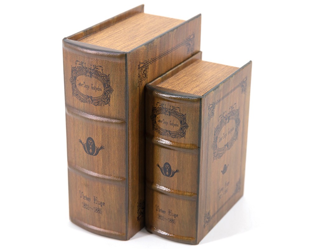 Levně Estila Designový set kožených knih Victor Hugo v hnědém koloniálním stylu s dekorativním motivem 27cm