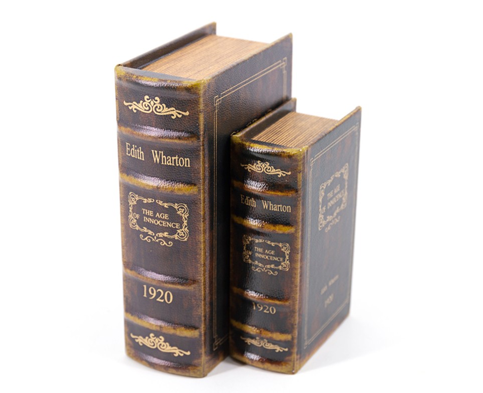 Levně Estila Designový set kniha Věk nevinnosti ve vintage černém koženém obalu se světle žlutým dekorativním motivem 23cm