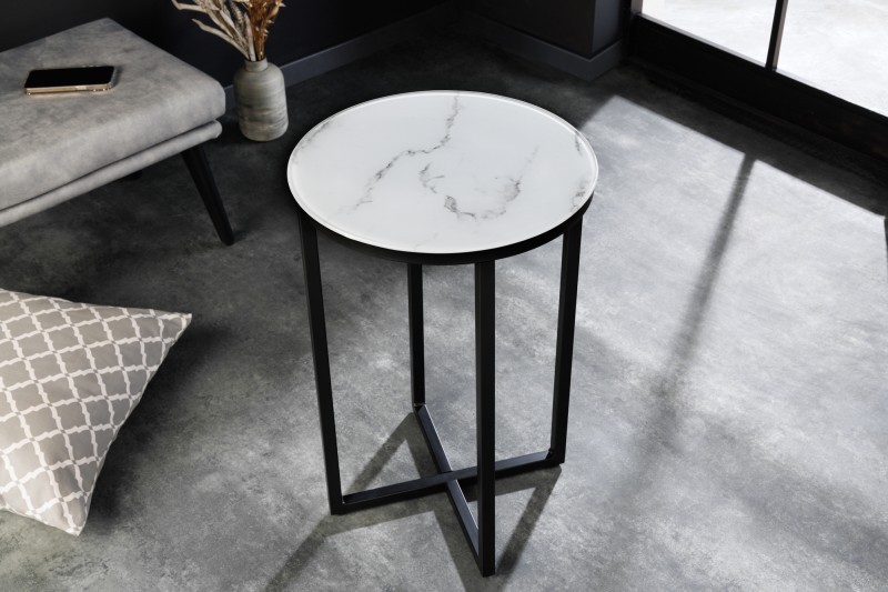 Levně Estila Industriální bílý příruční stolek Industria Marbleux v moderním provedení s mramorovým designem a kovovou podstavou 60cm