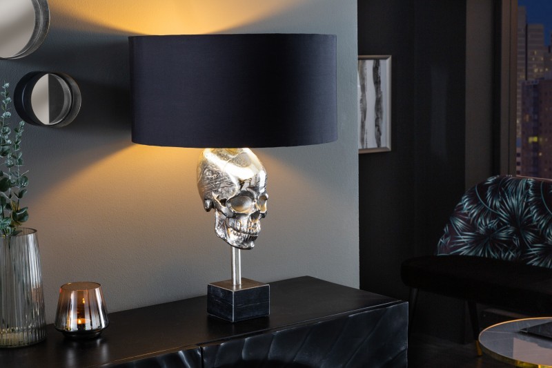 Levně Estila Art deco stříbrná stolní lampa Uma s kovovou lebkou, černým kulatým stínítkem a mramorovou podstavou 56cm
