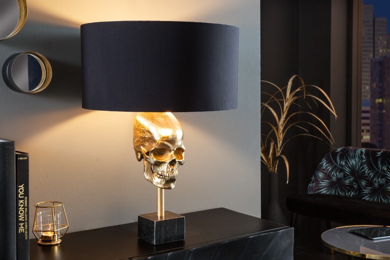 Estila Art deco stolní lampa Uma ve zlatém provedení s kovovou lebkou s černým kulatým stínítkem 56cm