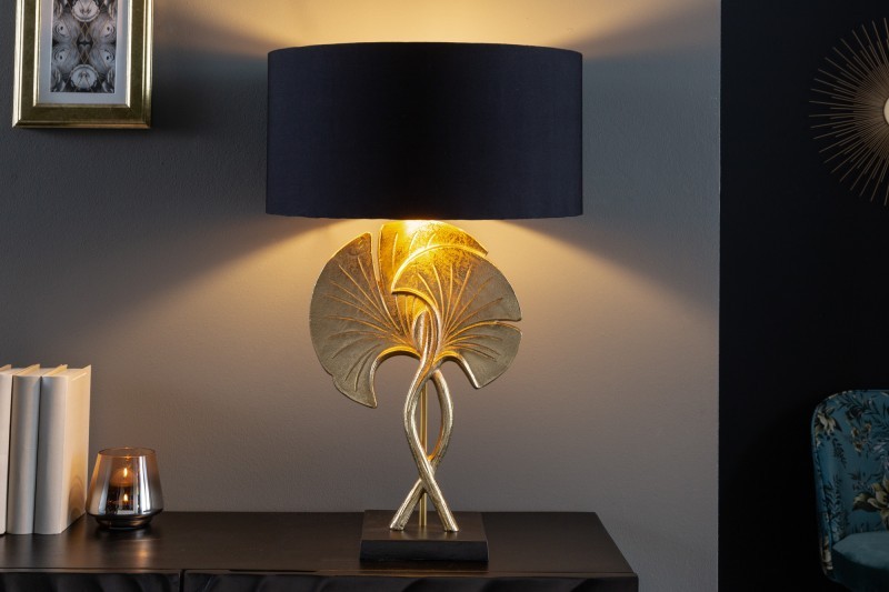 Estila Art deco stolní lampa Miserei se zlatou konstrukcí ve tvaru listů ginka a černým kulatým stínítkem 62cm