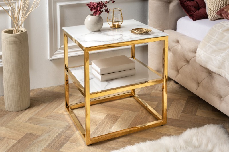 Levně Estila Moderní noční stolek Gold Marbleux z bezpečnostního skla s bílým mramorovým vzhledem s kovovou podstavou zlatá 50cm