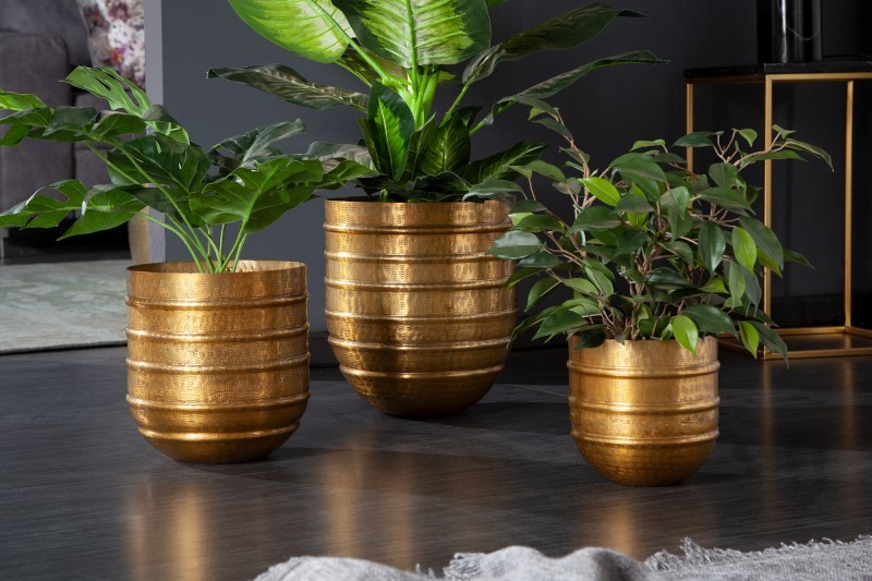 Levně Estila Designový set tří art deco květináčů Baneli z kovu zlaté barvy s kladívkovým vzorem