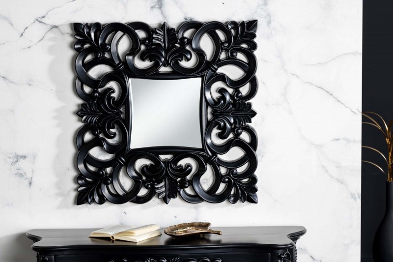 Estila Luxusní nástěnné zrcadlo Muriel v matné černé barvě s ozdobným rámem ze dřeva a polyresinu 75cm