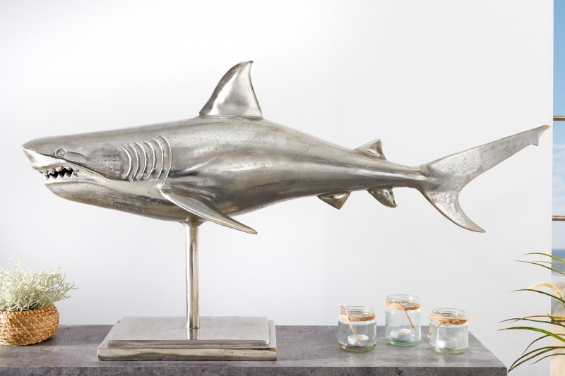 Levně Estila Designová stříbrná dekorace žralok Perry z kovové zlatiny 103cm