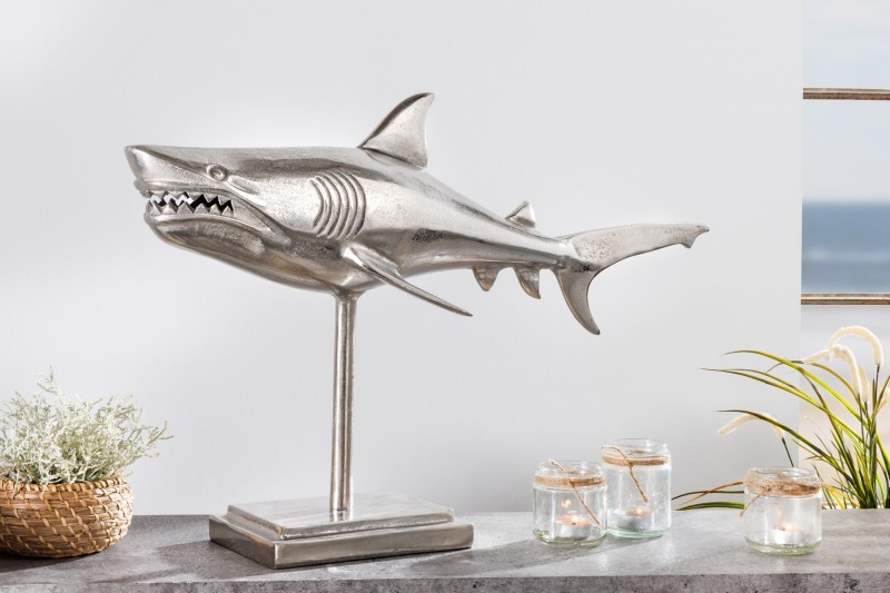 Estila Designová dekorační soška žralok Perry ve stříbrné barvě z kovové slitiny na podstavci 68cm