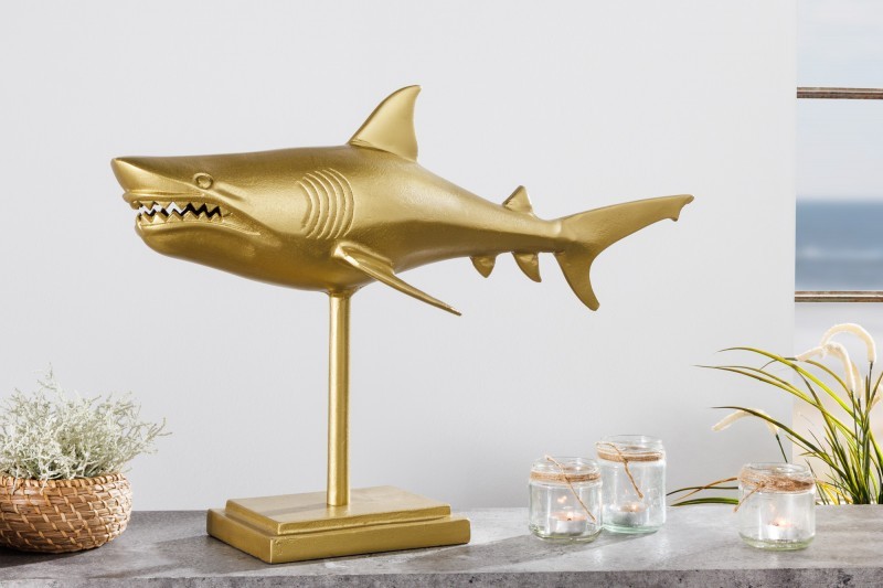 Levně Estila Zlatá designová dekorace žralok Perry z kovové slitiny na podstavci 68cm