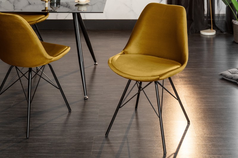 Levně Estila Designová hořčicově žlutá jídelní židle Scandinavia se sametovým čalouněním a černými nožičkami z kovu 86cm