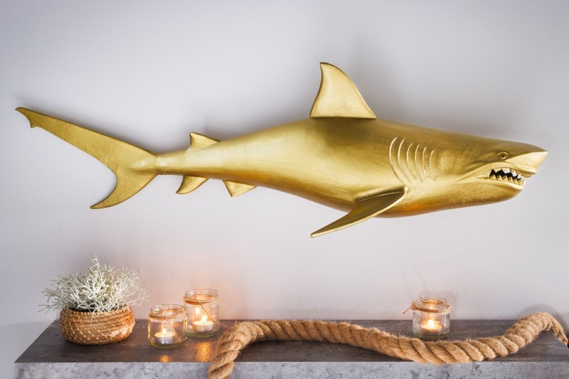 Levně Estila Moderní nástěnná dekorace žralok Perry ve zlaté barvě z kovu 105cm