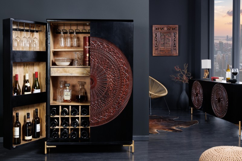 Levně Estila Orientální dřevěná barová skříňka Sallinger s ručně vyřezávaným designem mandaly 140cm