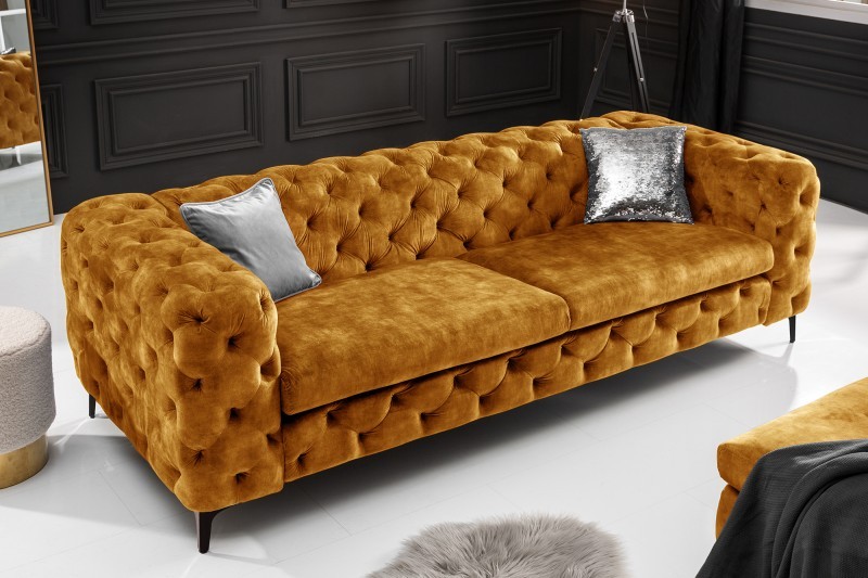 Estila Chesterfield designová sedačka Modern Barock se sametovým potahem hořčičné barvy 235cm