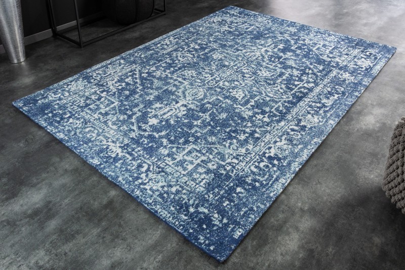 Levně Estila Obdélníkový vintage modrý koberec Mistal z hladké pevné žinylkové bavlny s bílým vzorem 160x230cm