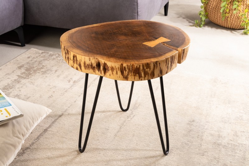 Levně Estila Industriální kulatý příruční stolek Terra z masivního akáciového dřeva s černýma nohama z kovu 40cm