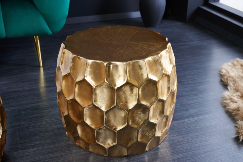 Estila Orientální zlatý příruční stolek Himare z kovové slitiny s reliéfním vzorem 55cm
