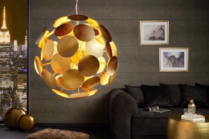Levně Estila Designová závěsná lampa Globe kulatého tvaru z kovových plíšků zlaté barvy 63cm
