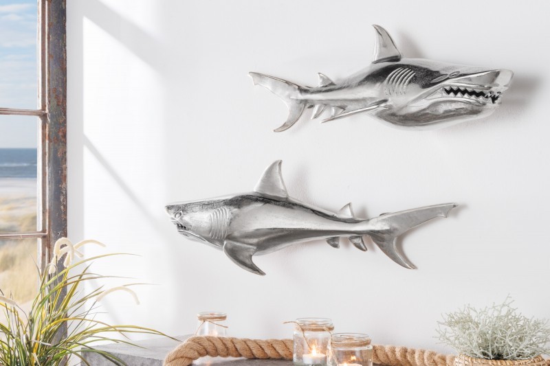 Levně Estila Designová nástěnná dekorace žralok Perry z kovu stříbrné barvy 70cm